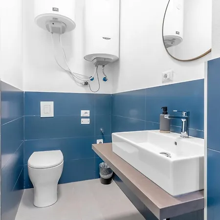 بيت ضيافة 12 - 5 Min To The Train Station 4*