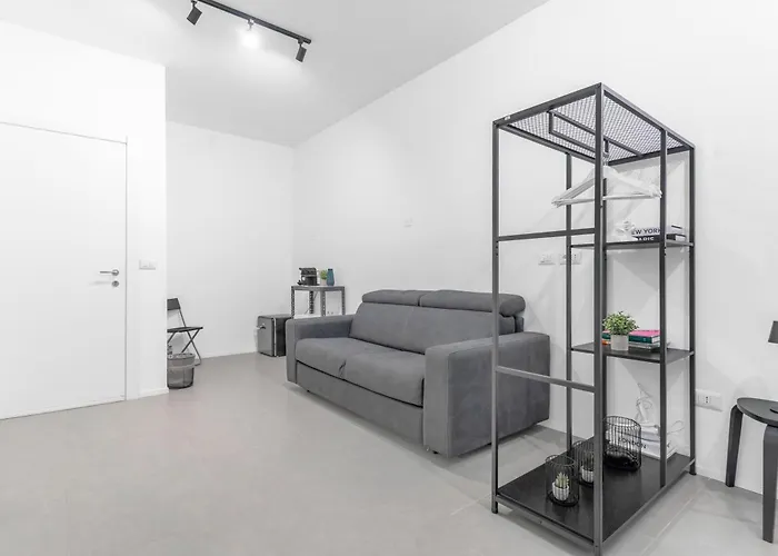 Pensjonat 12 -near Train Station -15 Min Rho Fiera-duomo-malpensa 3*